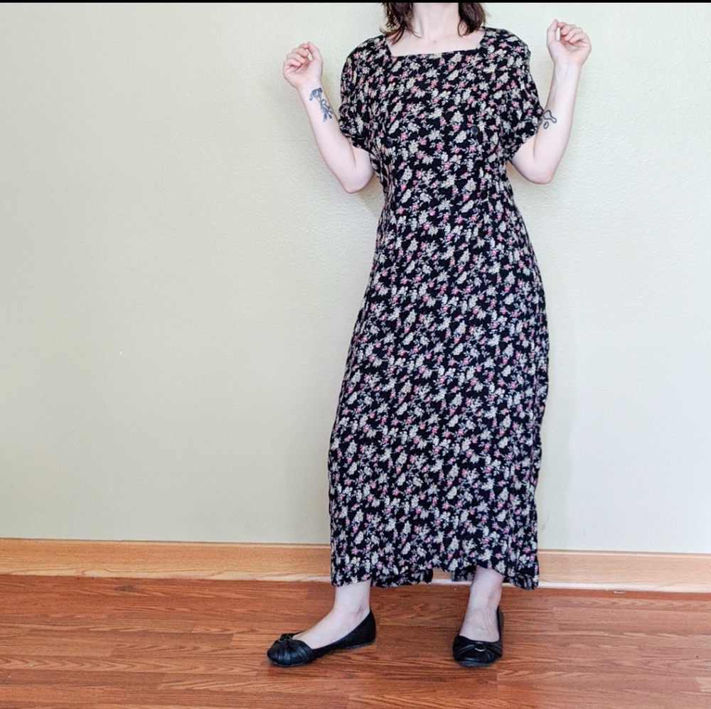 3 for 20 sale🎉- Size M Fiber Optics vintage black floral maxi dress